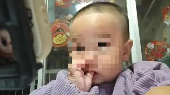 湖南湘西，一男子1岁的儿子被呛窒息，他给120打电话，可21分钟后，医院才派出救