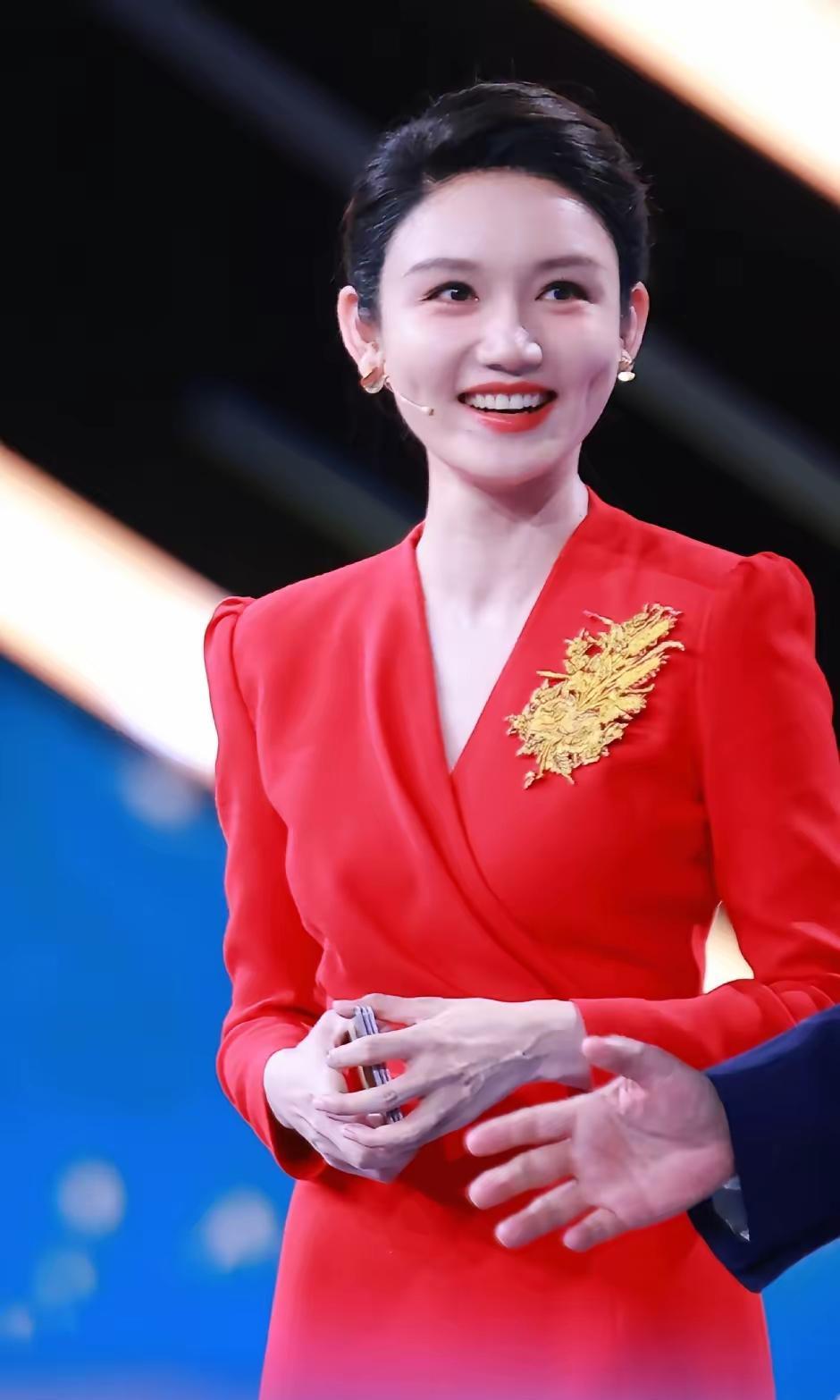 别再把龙洋的走红当成“长得端庄、气质好”。春晚那种级别的直播，真不是靠脸站住的