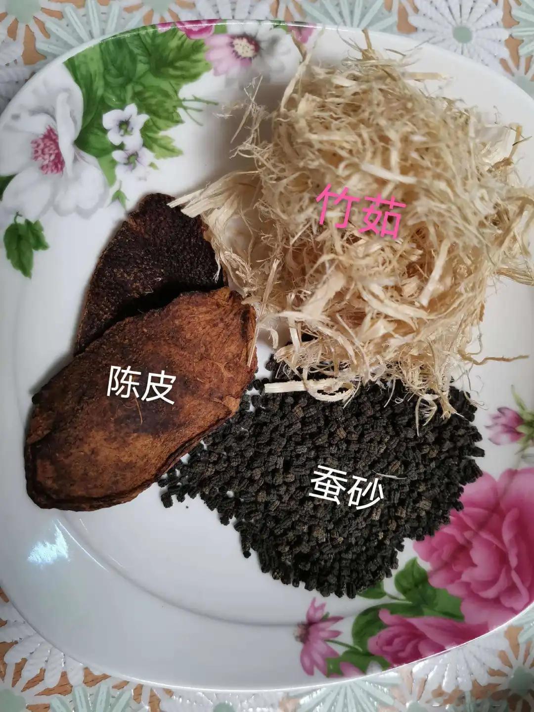 中医退烧秘方，一剂见效不伤身，老人、小孩都受用！退烧的药方，一共只有三味药：蚕