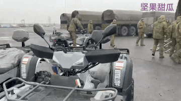 鸟枪换炮，俄军后方援助前线，现在开始大量配四轮摩托车，也可以叫地形车，比起以前突