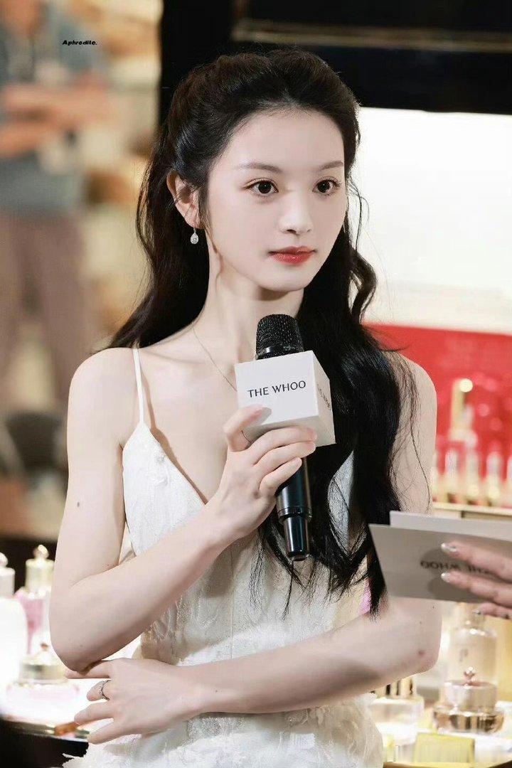 田曦薇没刘海差点认不出来刘海是她的标志但不是她的束缚，掀开刘海的田曦薇照样能打