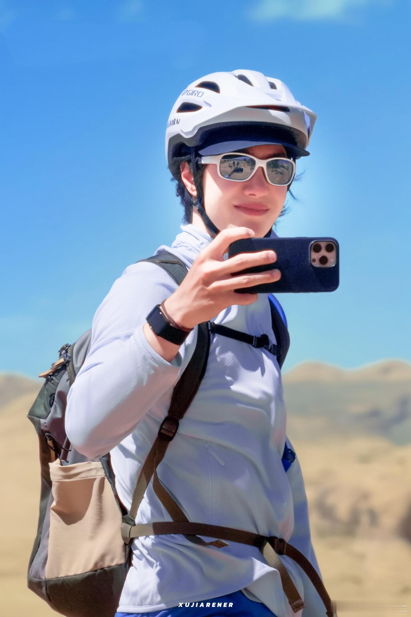 谁能想到王一博吃个海鲜斧子都用上了，见刀子不够给力就果断换工具，动作干脆又霸气，