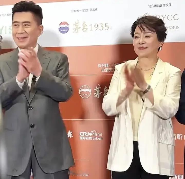 年近七旬的张瑜依然最美，眼神充满灵气，清水出芙蓉，天然去雕饰仔细端详张瑜现在的