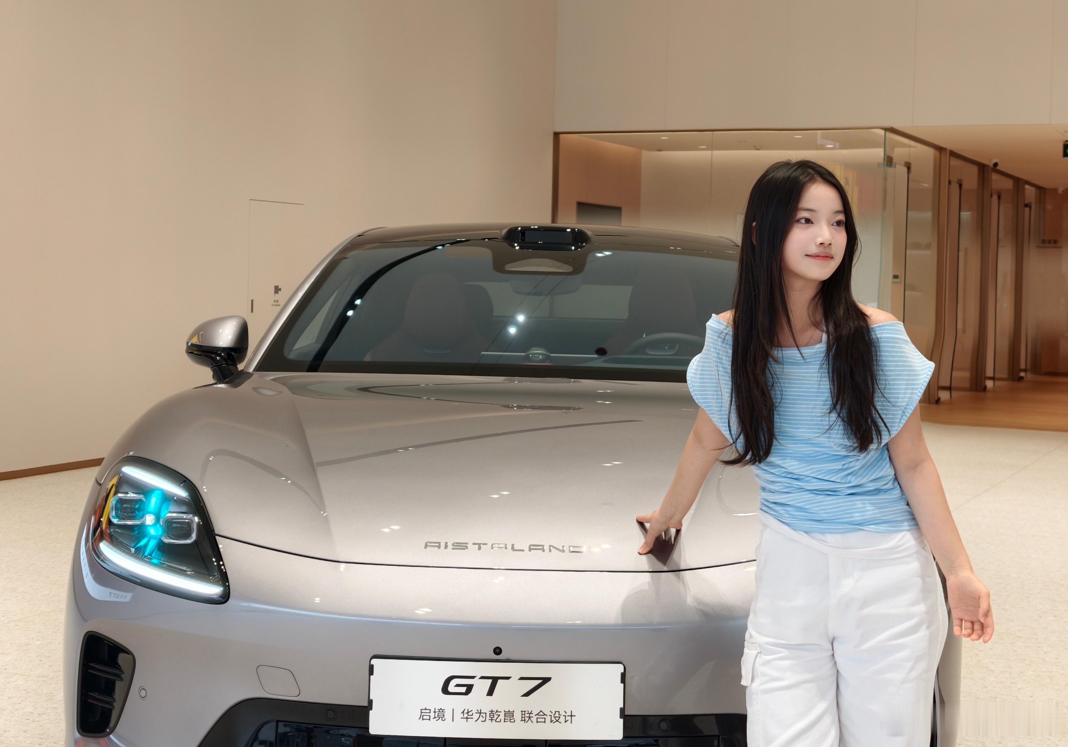 明天启境GT7就要上市啦，今天小助理先去店里瞅一瞅车是真帅呀，猎装车身随便一拍就