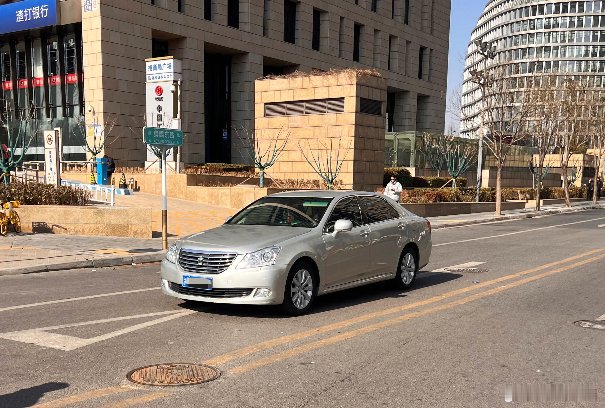 很规整的13代丰田皇冠，而且没有天窗的确气质更佳……这代起国产皇冠采用了皇冠Ma