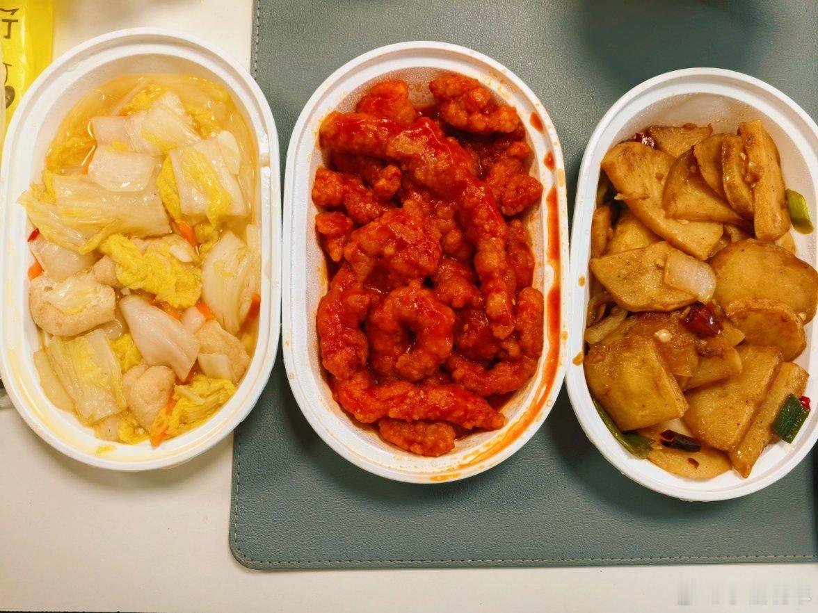 今天吃的酸辣白菜，糖醋里脊和干锅土豆，香迷糊了啊，你们吃饭了吗？​​​