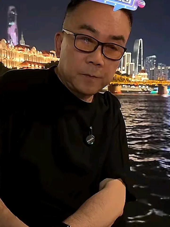 相声名家杨议再聊郭德纲！刚刚杨议直播时表示：我从没有“砸刚”，我只是对他艺术上