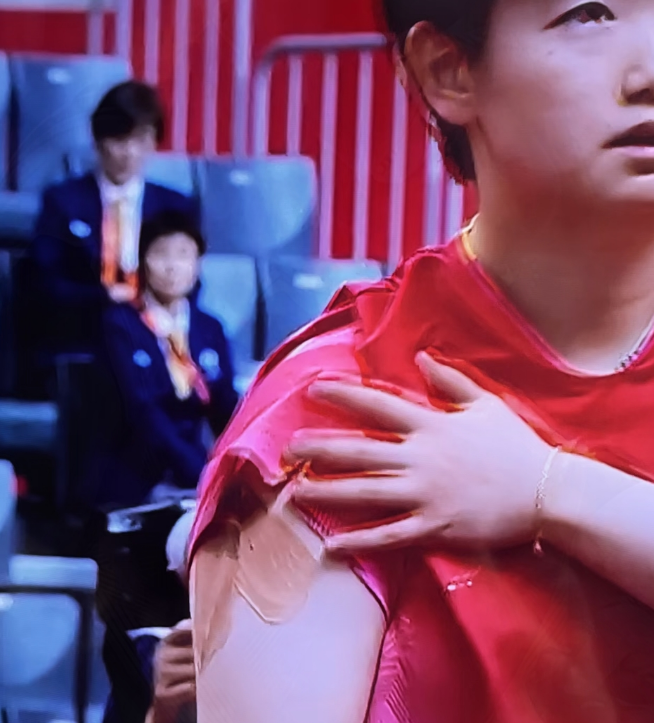 怪不得，早田希娜能接住孙颖莎正手了？原来莎莎胳膊受伤，不敢发全力。虽然孙颖莎4:1打赢的早田希娜，延