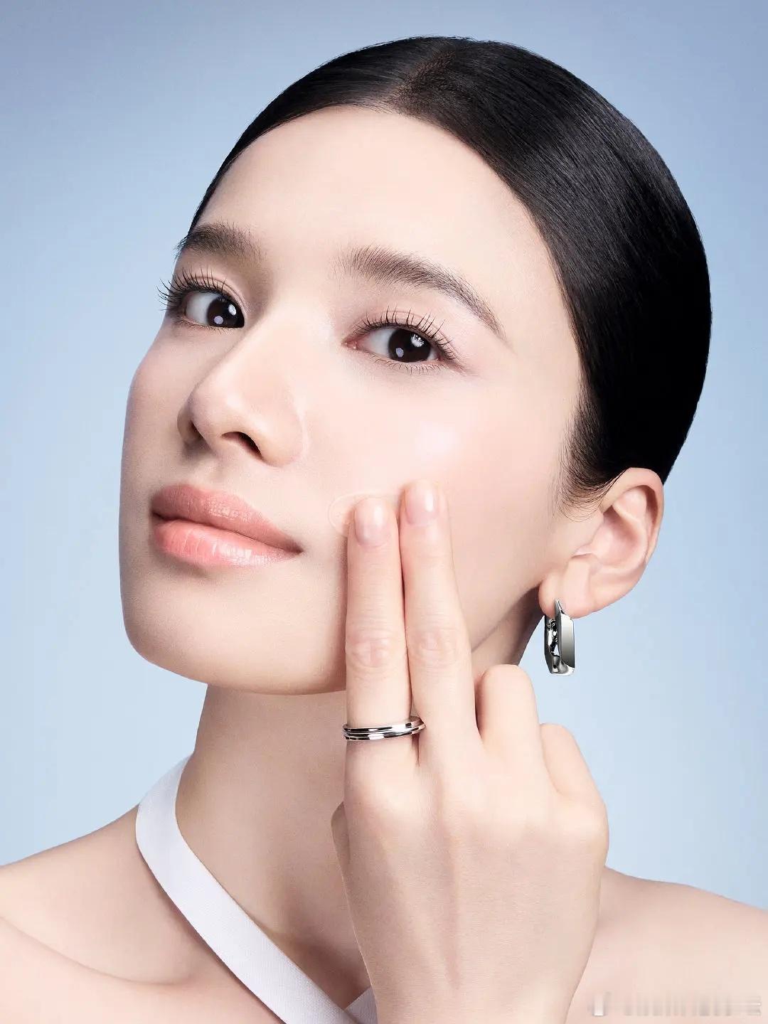 都是广告，宣传图怎么差别这么大，张婧仪拍的好丑