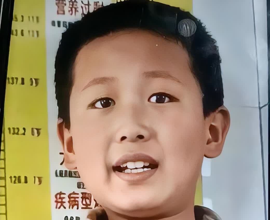 5月31日下午5点，山东滕州10岁男孩大宝在家门口监控里出现了两次，第一次空手出