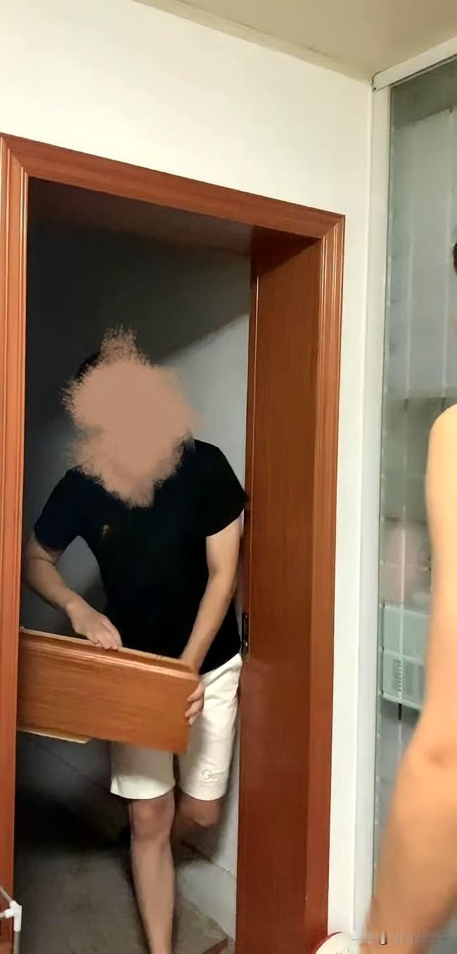 争议拉满！陌生人入室打伤女孩，警方认定互殴？网友：正当防卫边界在哪？家本是最安