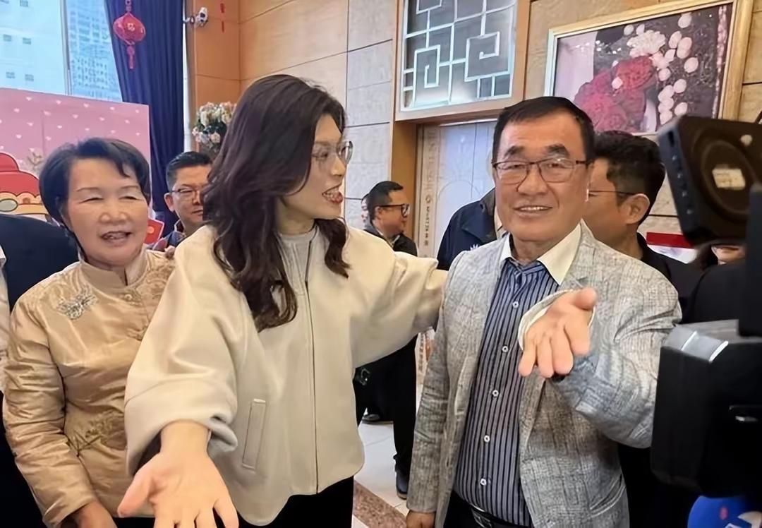 高明的阳谋！李四川民调反超只是表象，郑丽文一招把侯友宜架在火堆上！