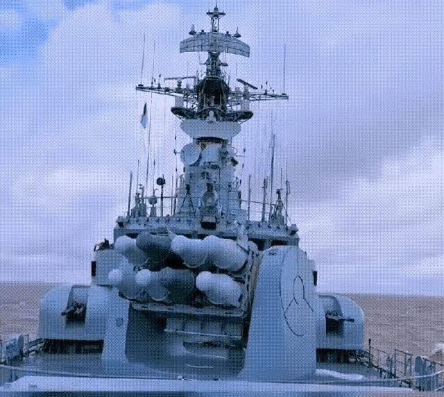 看清楚没？导弹盖用绳子绑着！导弹发射，导弹盖是没有一起发射出去的