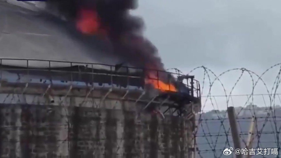 凤凰新闻【以色列海法炼油厂遭袭起火】据以色列媒体报道，今天（3月30日）以色列北