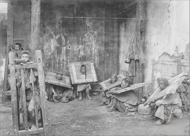 这张拍摄于1890年的照片，是晚清地方监狱的真实写照，画面中囚犯被两种典型晚清狱