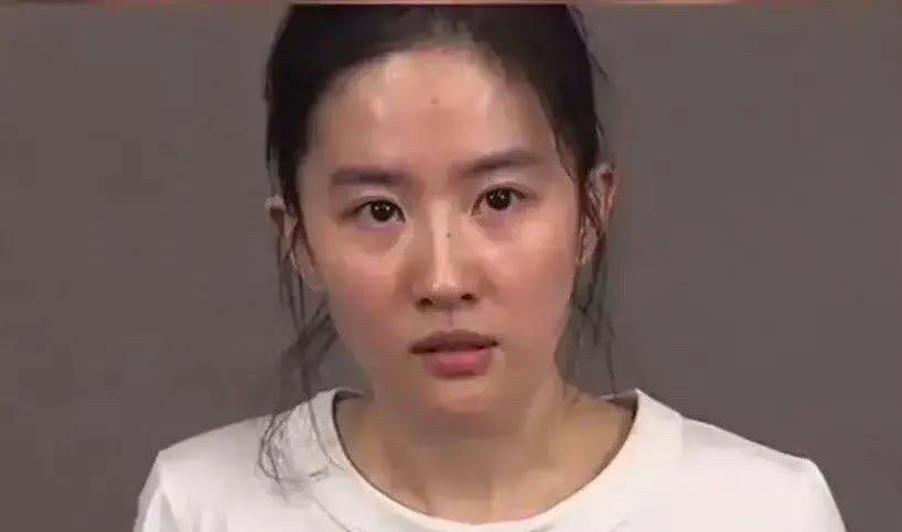 卸了妆的刘亦菲，你还觉得漂亮吗？皮肤普通还有颈纹，和路人没差？说实在的，我之前