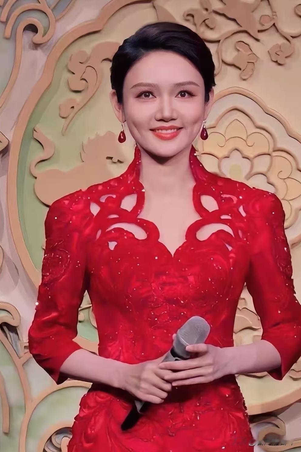 龙洋身上有个弱点，她可能永远都改不了，不是她不美，也不是主持不好，而是她的眼