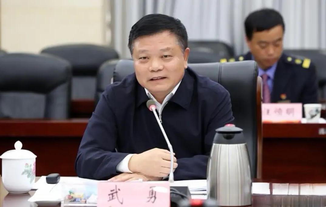 深耕铁路40年的国企大佬卸任转参事仍被查，千亿铁路权力藏不住贪欲中国铁路广州