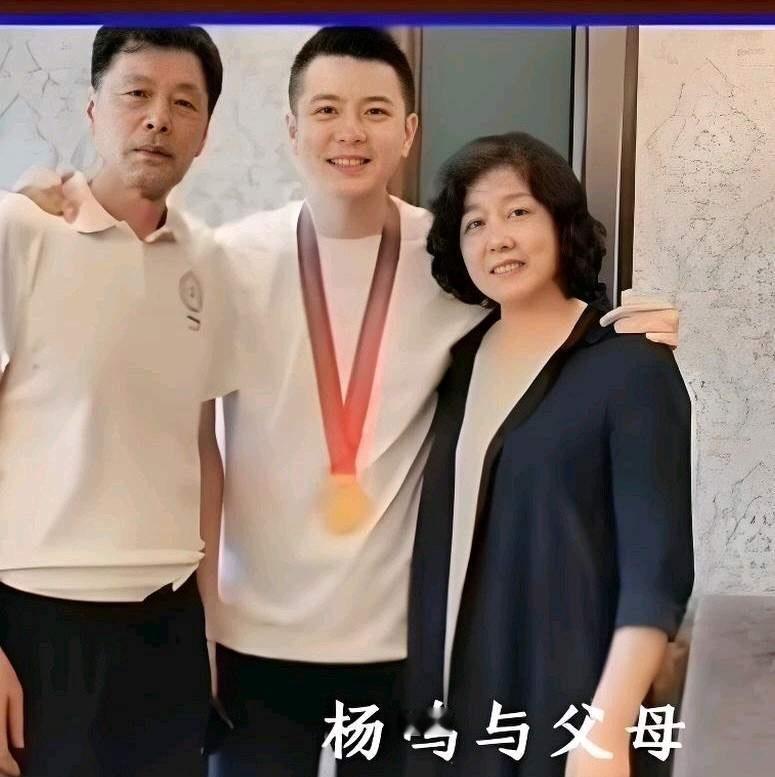 杨鸣的家人的现状1、杨鸣父亲杨立成高大帅气，杨鸣的父亲杨立成是沈阳军区男篮核