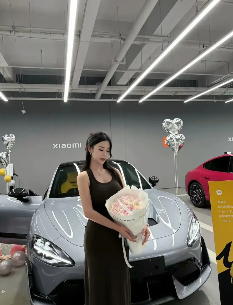 又有一位美女订的小米汽车，拿到钥匙了，这个美女，在年初的时候，她就预订了小米汽车