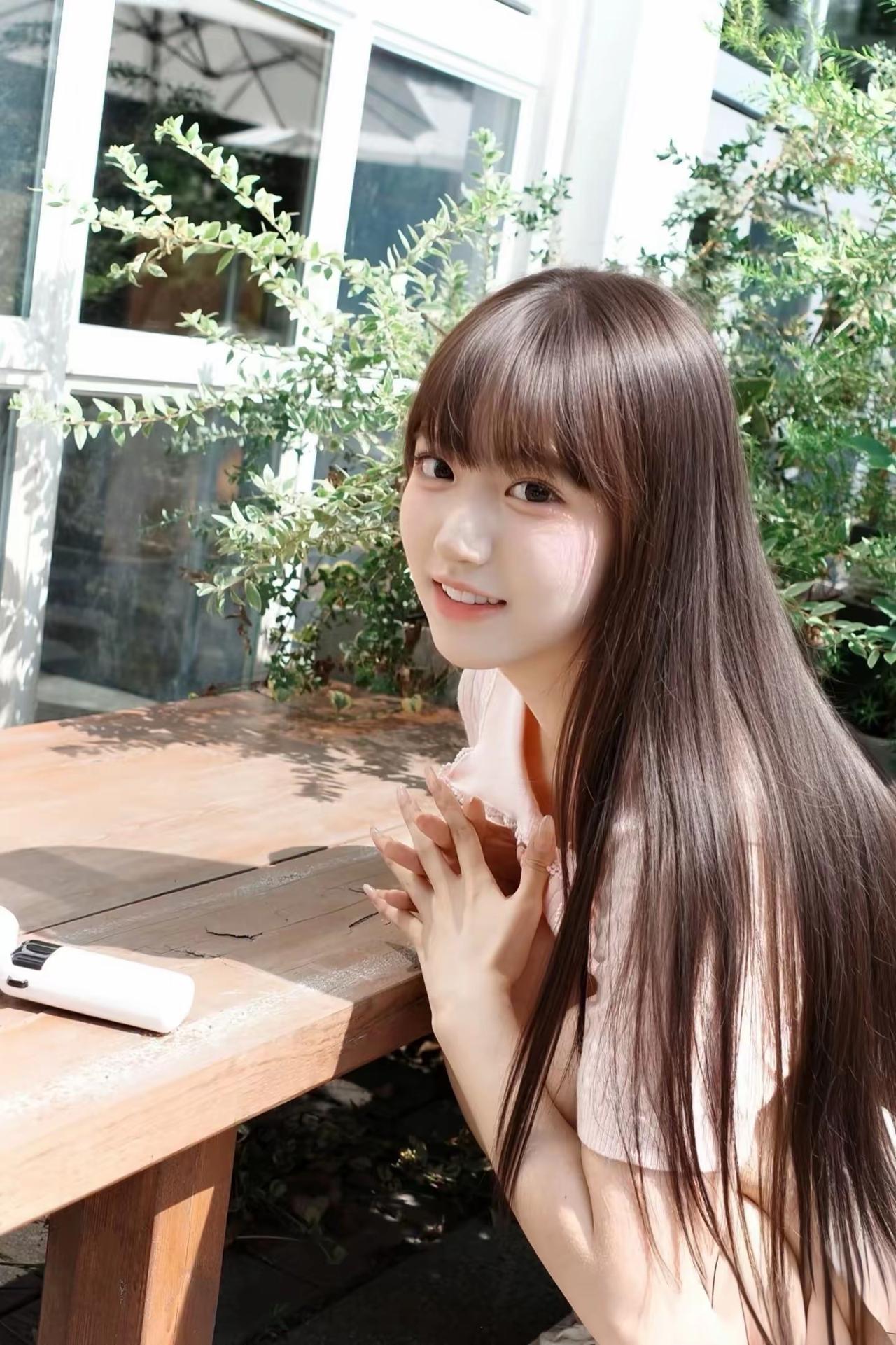 ☀️阳光正好，绿意环绕，长发垂肩的清甜少女笑眼弯弯，在木桌旁邂逅一整个温柔的午