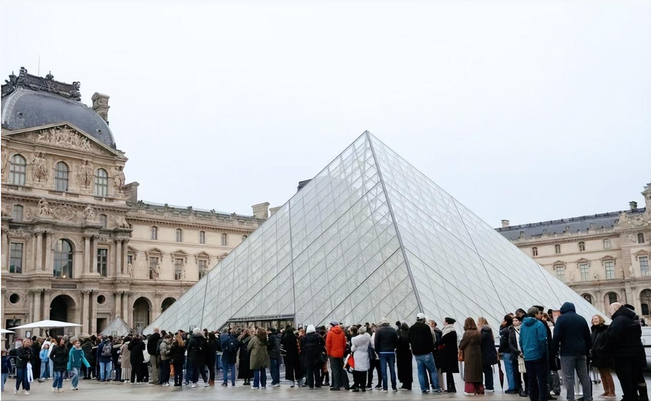 想不到很多人做梦都想去打卡的法国卢浮宫，居然藏着一伙“蛀虫”，骗钱骗得明目张胆，