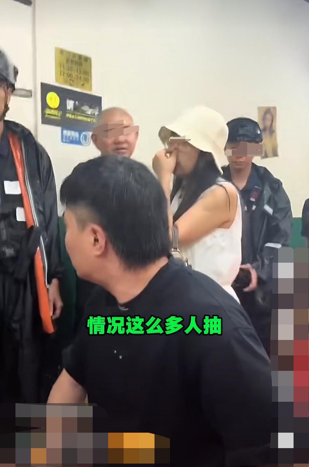 浙江温州。一家苍蝇馆子内，女子称离七八米远隔壁桌有人抽烟，女子制止发生争执，随