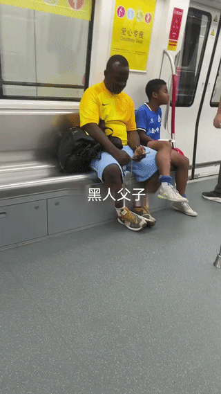 这是广东网友广州地铁上拍到的一对黑人父子。那个黑人男孩看起来皮肤不是特别黑？