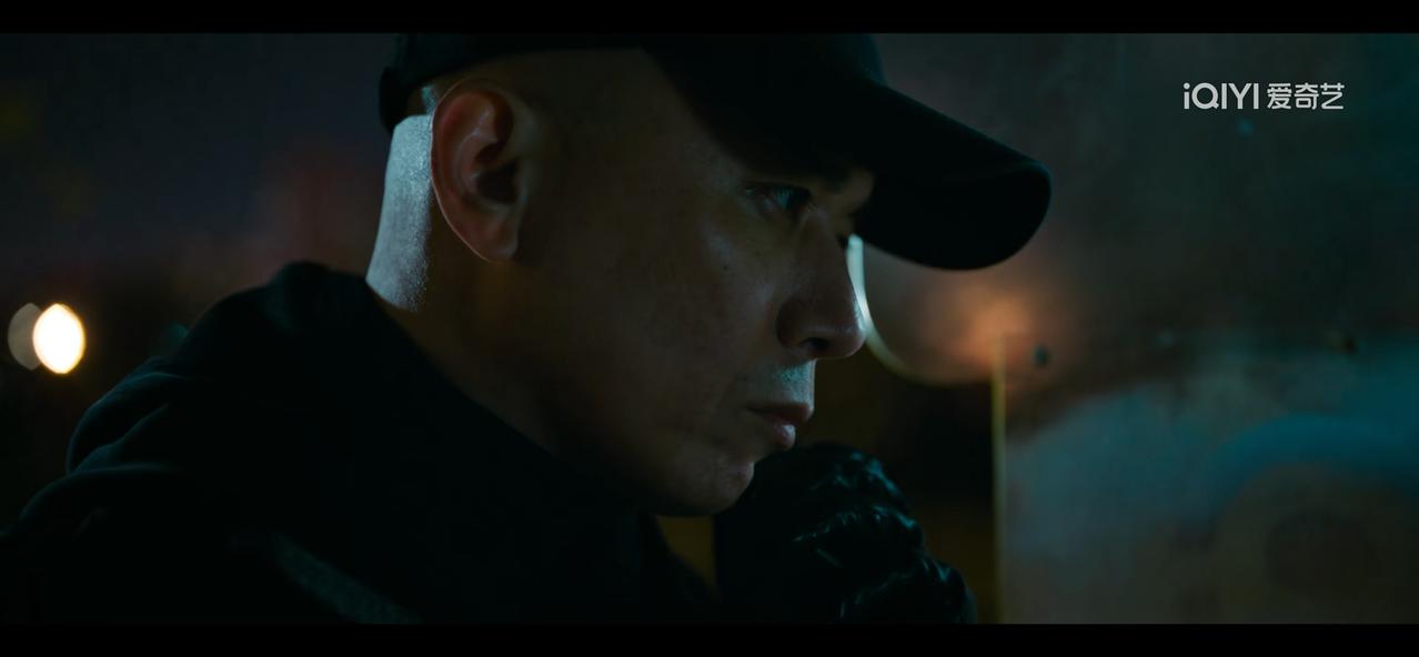 《罚罪2》林斌和秦枫说着话，话没说完，突然脖子抖了一下，接着嘴里流血，身体瘫软了