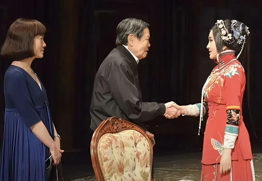 学历对一个女性来说，还是很重要的，图一图二，是杨振宁院士和刘晓庆见面时，他的妻