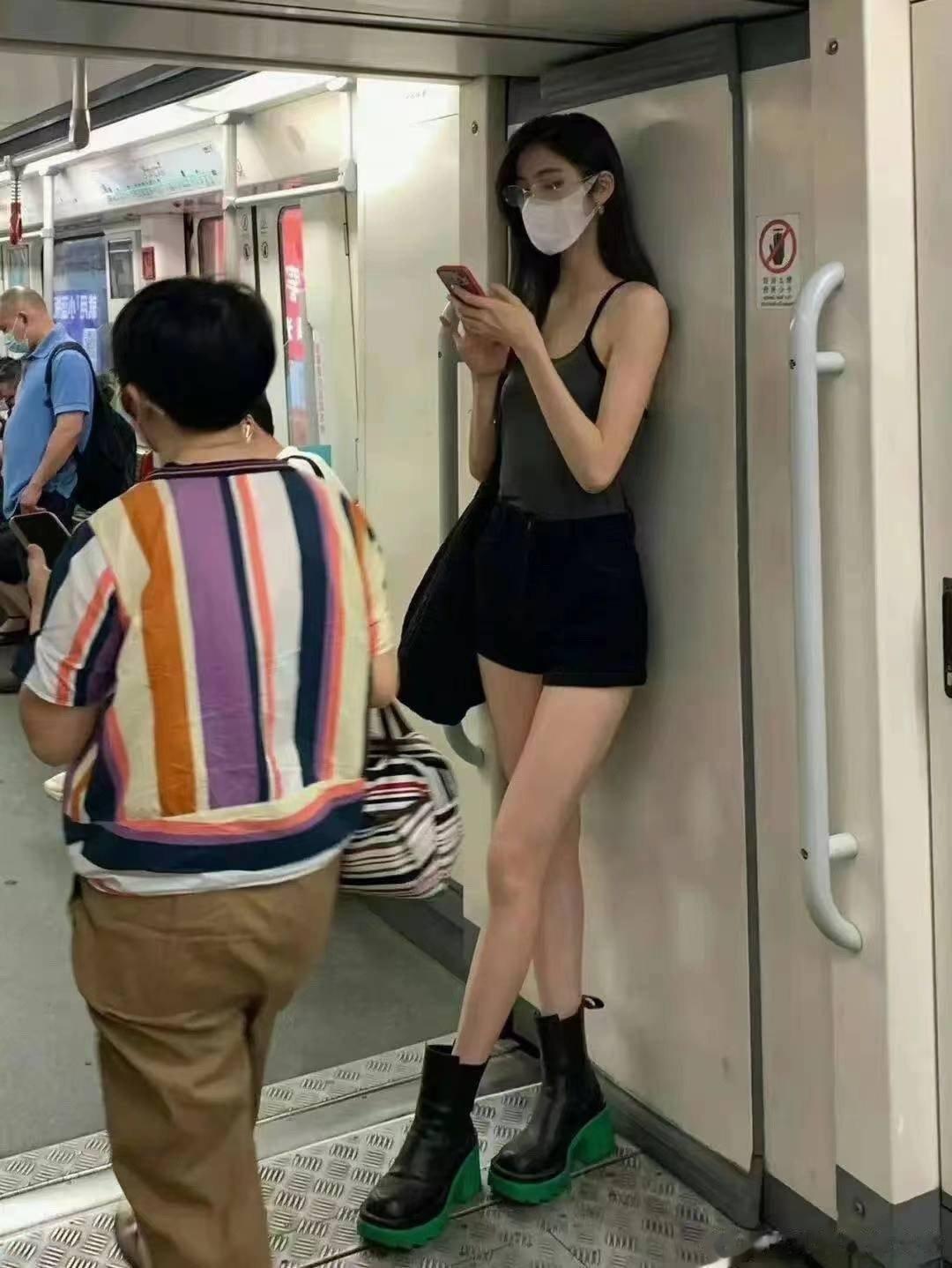 难怪她男朋友没陪她搭地铁