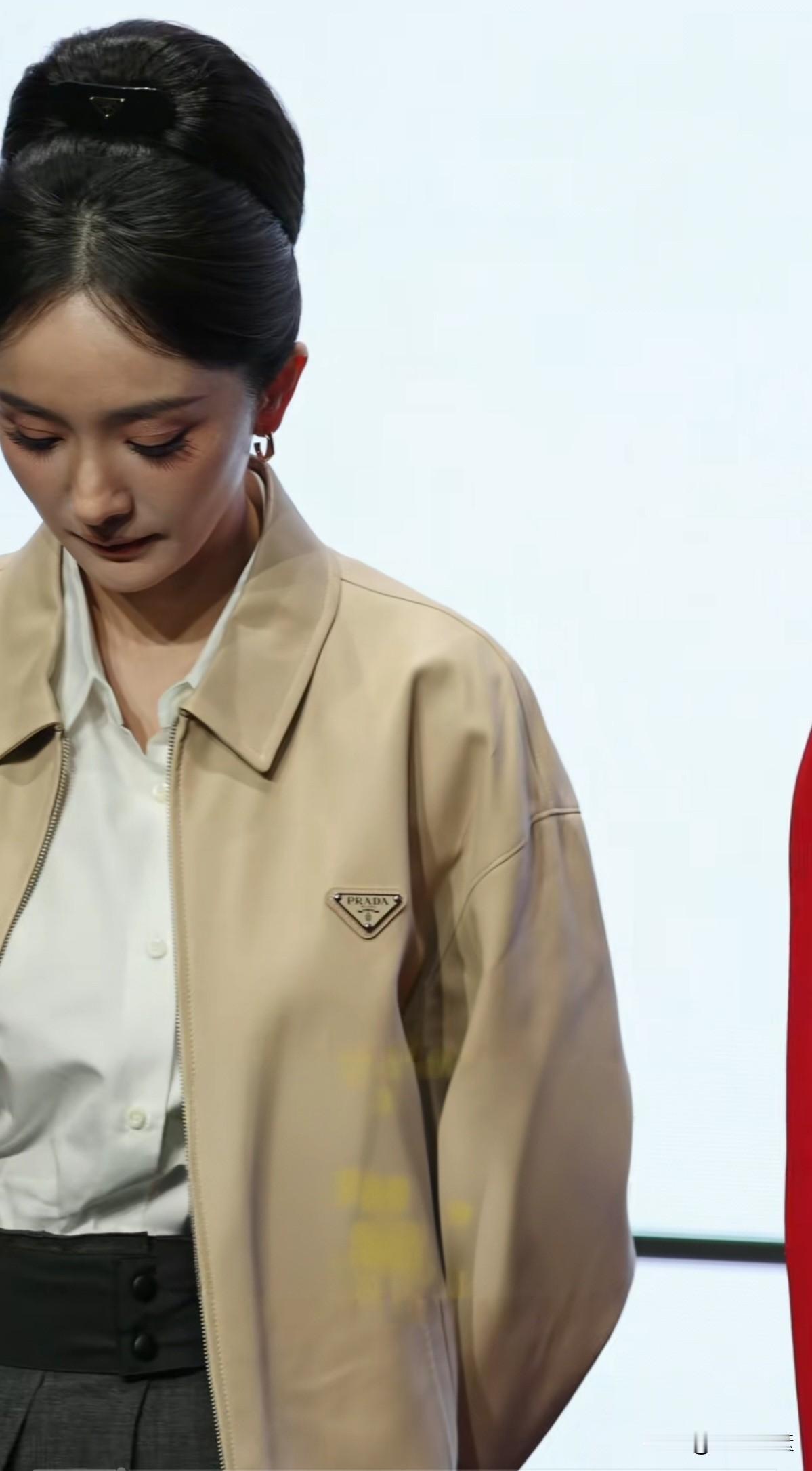 我们的杨幂太累了，已经疲态尽显。好在她真实，不做作，依旧很美，依旧还是自信