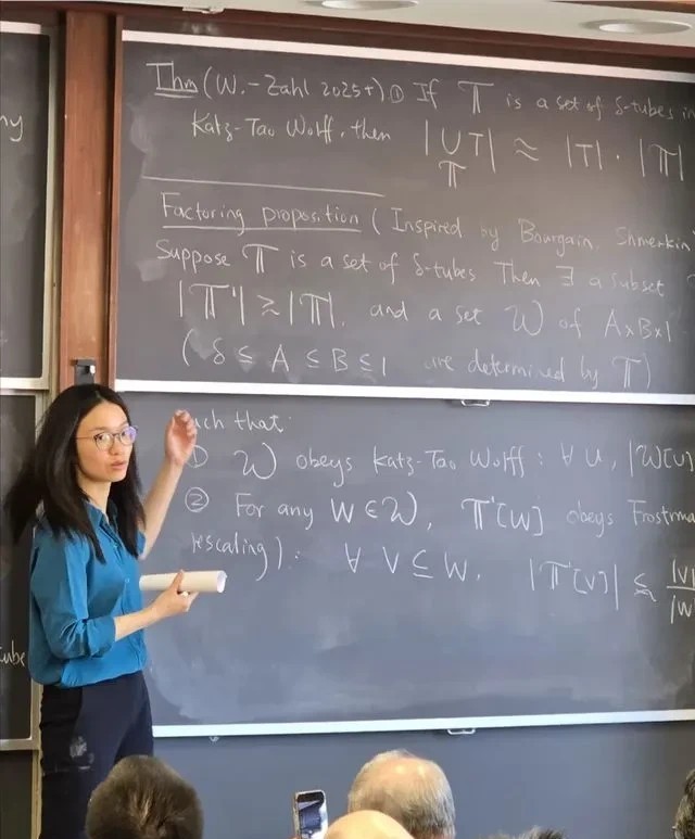 原以为王虹回北大交流，是回馈母校的一场深度互动，没想到她第二站又去了首都师范