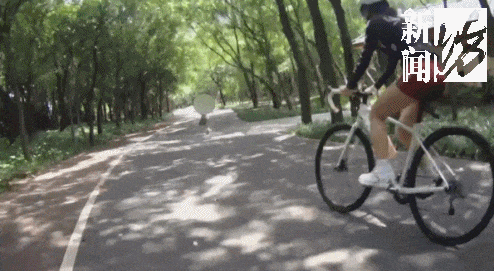 上海，一女子骑着山地车在外环步道内的骑行道上骑行，车速不知不觉提高到30码，就在