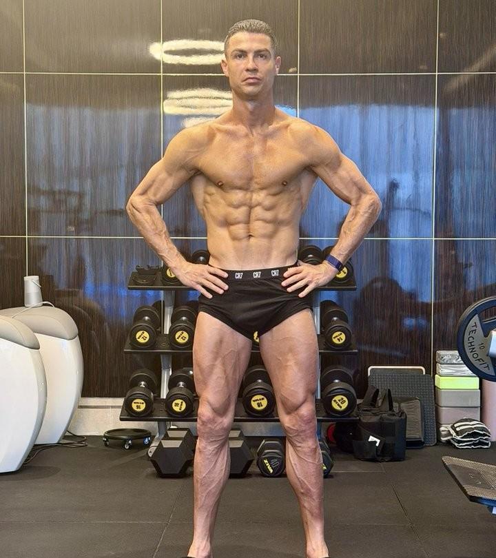 中国足球落后是有原因的！近日，C罗更新社媒，发布了自己蒸完桑拿后的照片，40岁的