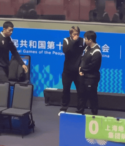 场下的樊振东和赵子豪在一起说悄悄话，看周恺过来，马上跟上，守护周恺换裤子。哈哈