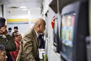 一个股民账户里那8000股云南白药，就这么静静躺了整整八年。入场的起点不过是30