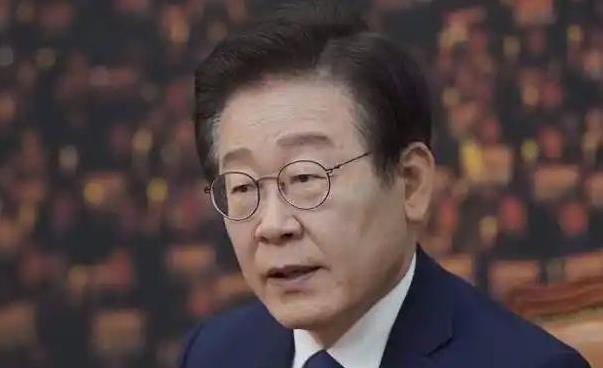 李在明的头把火，烧得比前任旺！刚上任满一个月，民调数字摊开：58.6%支持率。