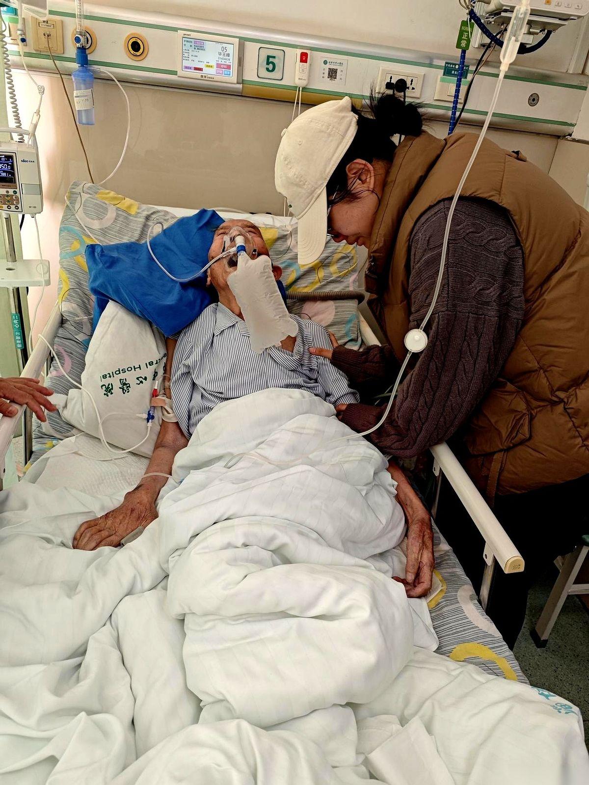 孙女给他擦完最后一次脸，他才肯走。就那么安安静静地，闭上了眼。92岁了。前天