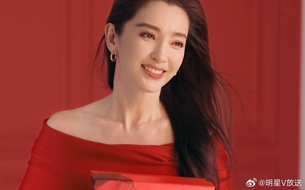 李冰冰回家好久不见的白衣飒沓而来，或黑衣静敛光芒，眉目间是从容笃定。“想做任何