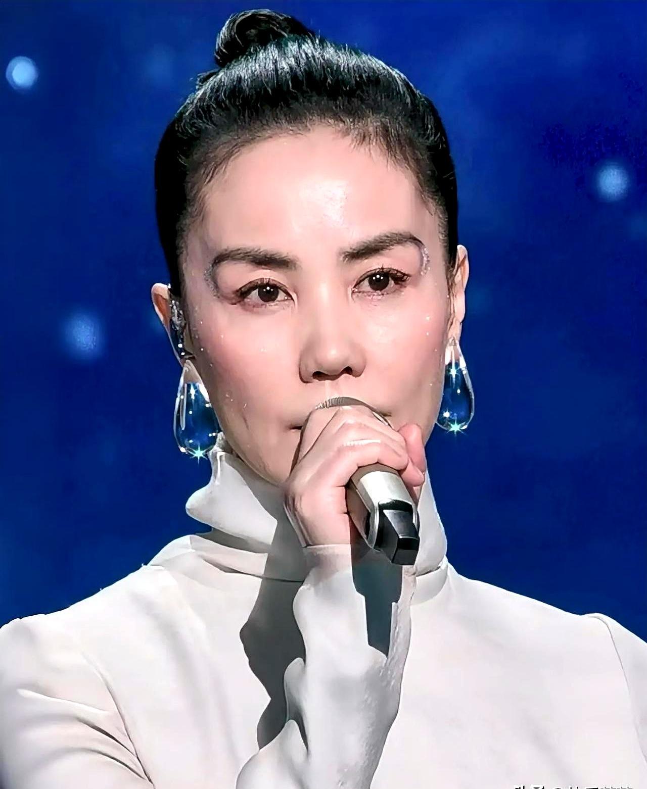 别再嘲笑王菲的眉毛了，那根本不是画给你看的。你看她那对眉，又细又长直接挑进