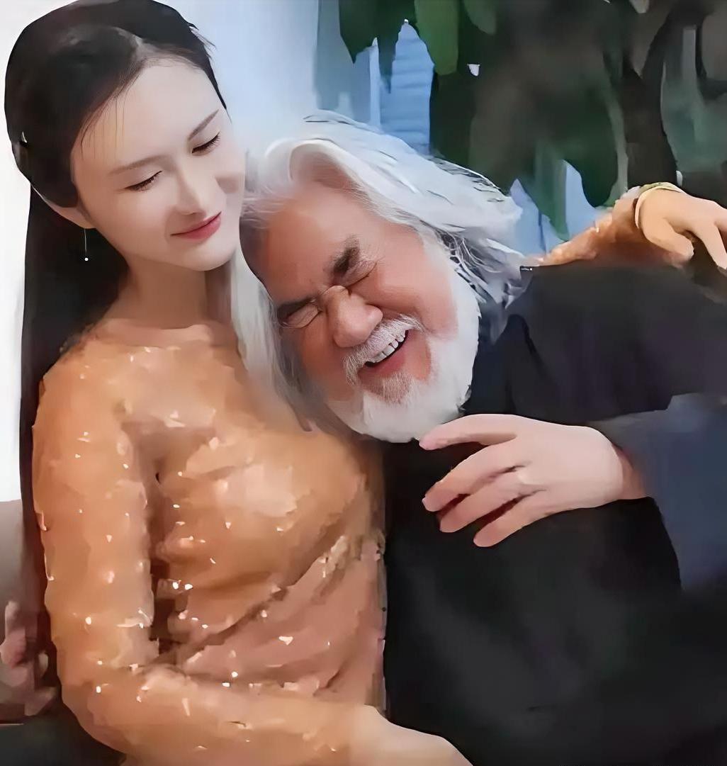 刷到张纪中紧攥着杜星霖的手登山那张照片时，我心里咯噔一下。老爷子满眼柔情，像