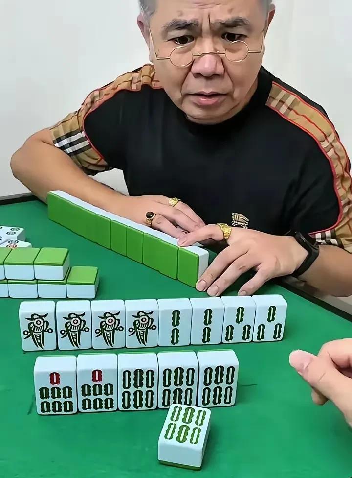 在楼下麻将馆打麻将，手气特好，摸了一把清一色。自摸了一张六条，我推倒说胡了，老