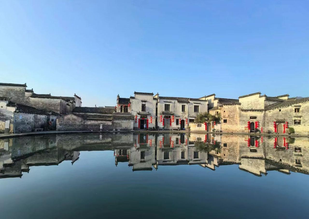 安徽黟县，旅游打卡攻略！总要来一次春天的黟县吧！白墙黛瓦搭配漫山金黄油菜花，烟