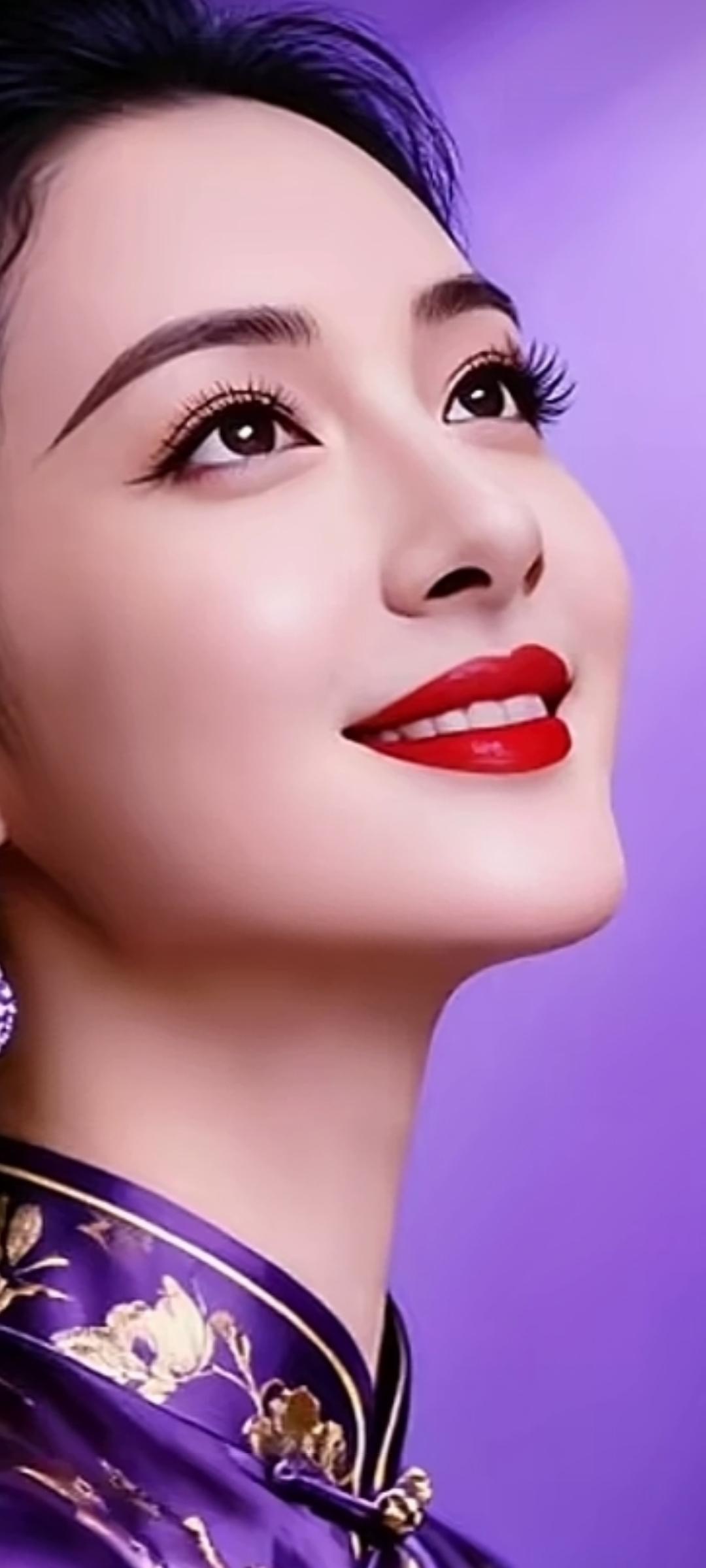 惊艳的东方美人，红唇与紫色服饰相得益彰，尽显优雅与高贵。