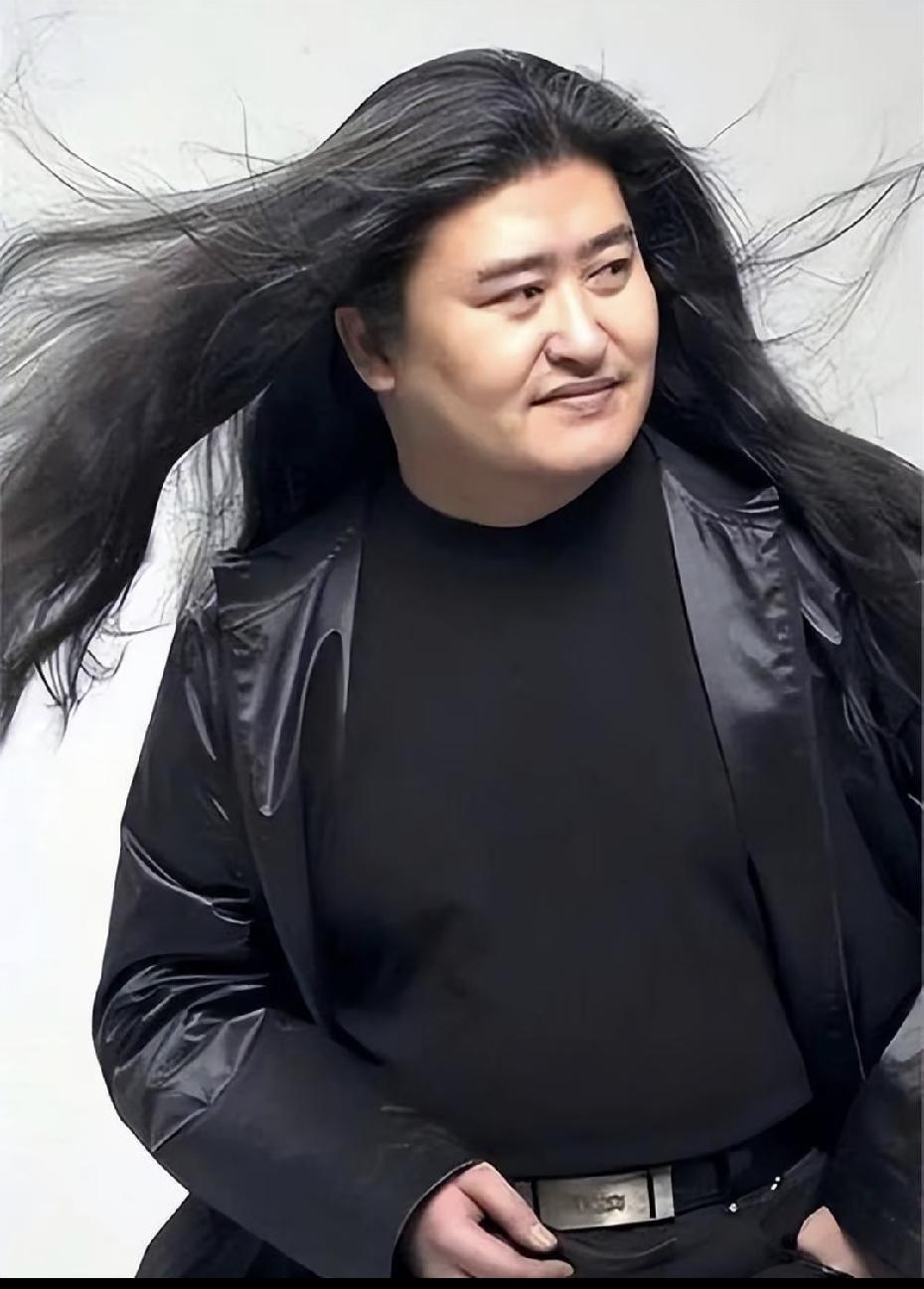 果然面相是会骗人的，刘欢就是个例子，几年前现身时身形还算饱满，脸上也红润，谁