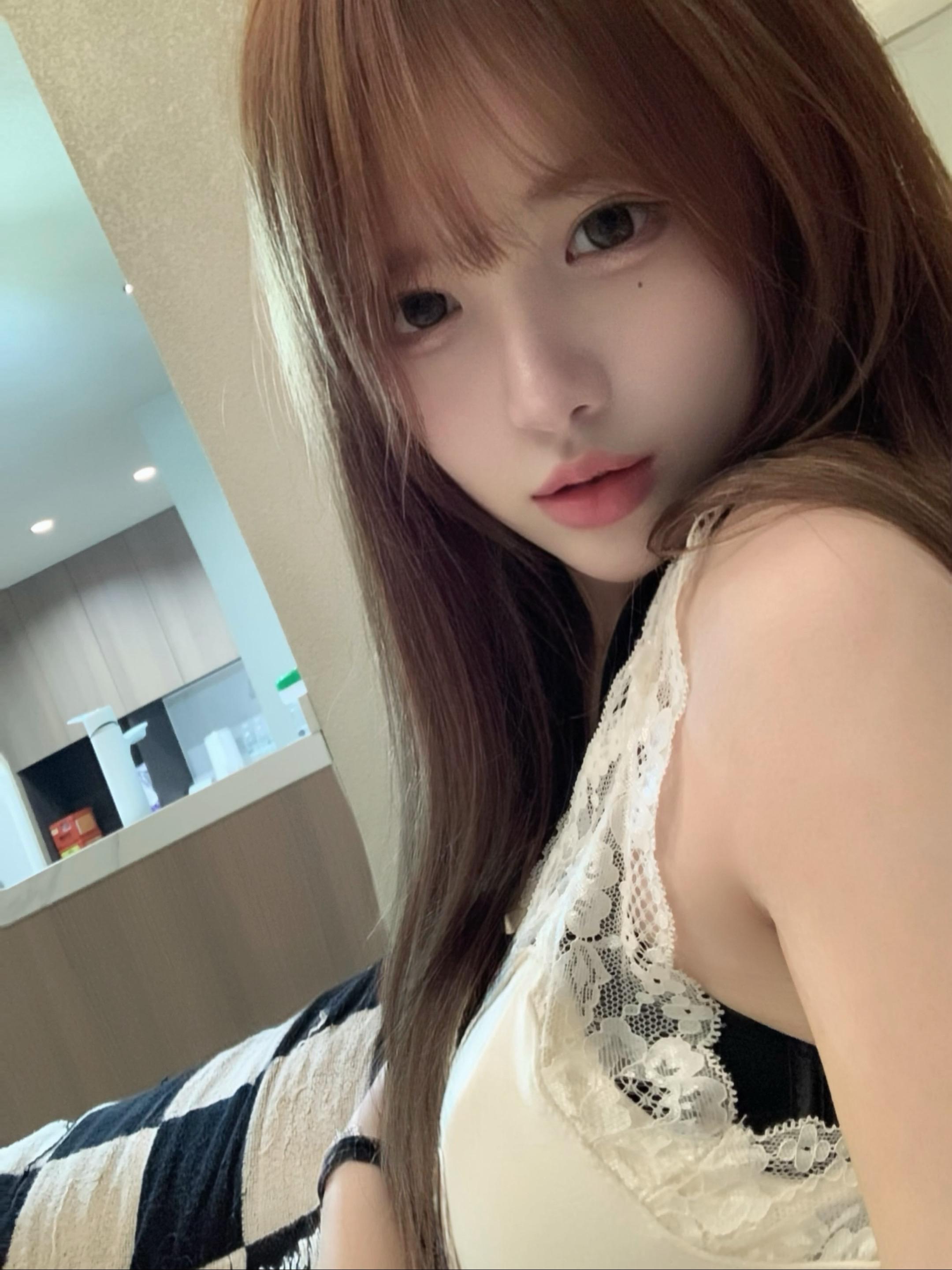 窗外的雨下得好大。