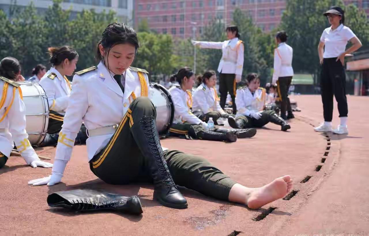 大学军训版的“海陆空”仪仗队员，这些人个个都是精挑细选的，要身高有身高，要身体素
