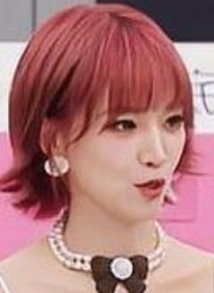 2026年4月2日，在《乘风2026》初见面直播的即兴互动环节，黄灿灿被观众起哄