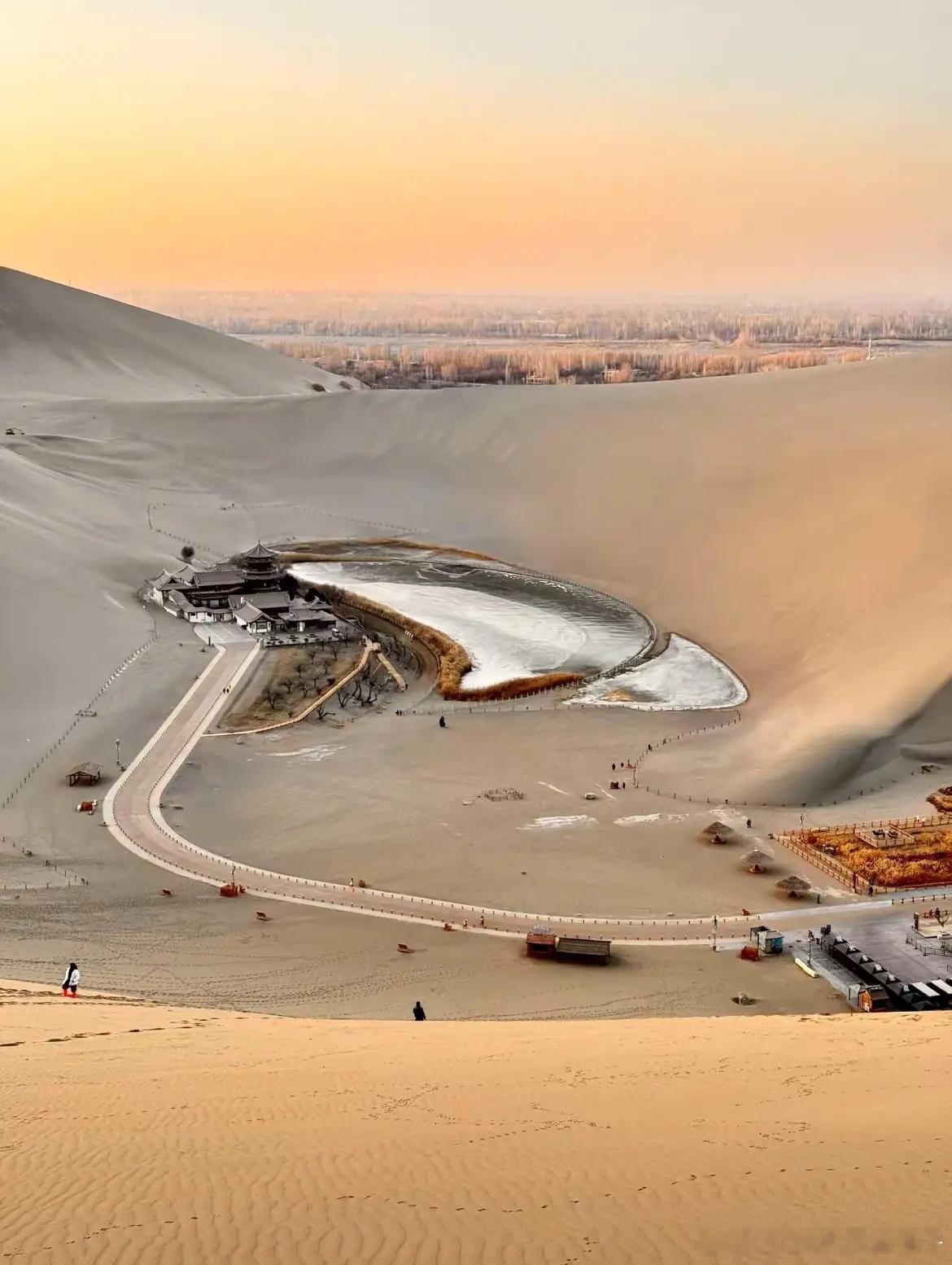 创新药是不是主线，要等7到10月你才能看到，现阶段大资金全部在科技里扎堆，抱团